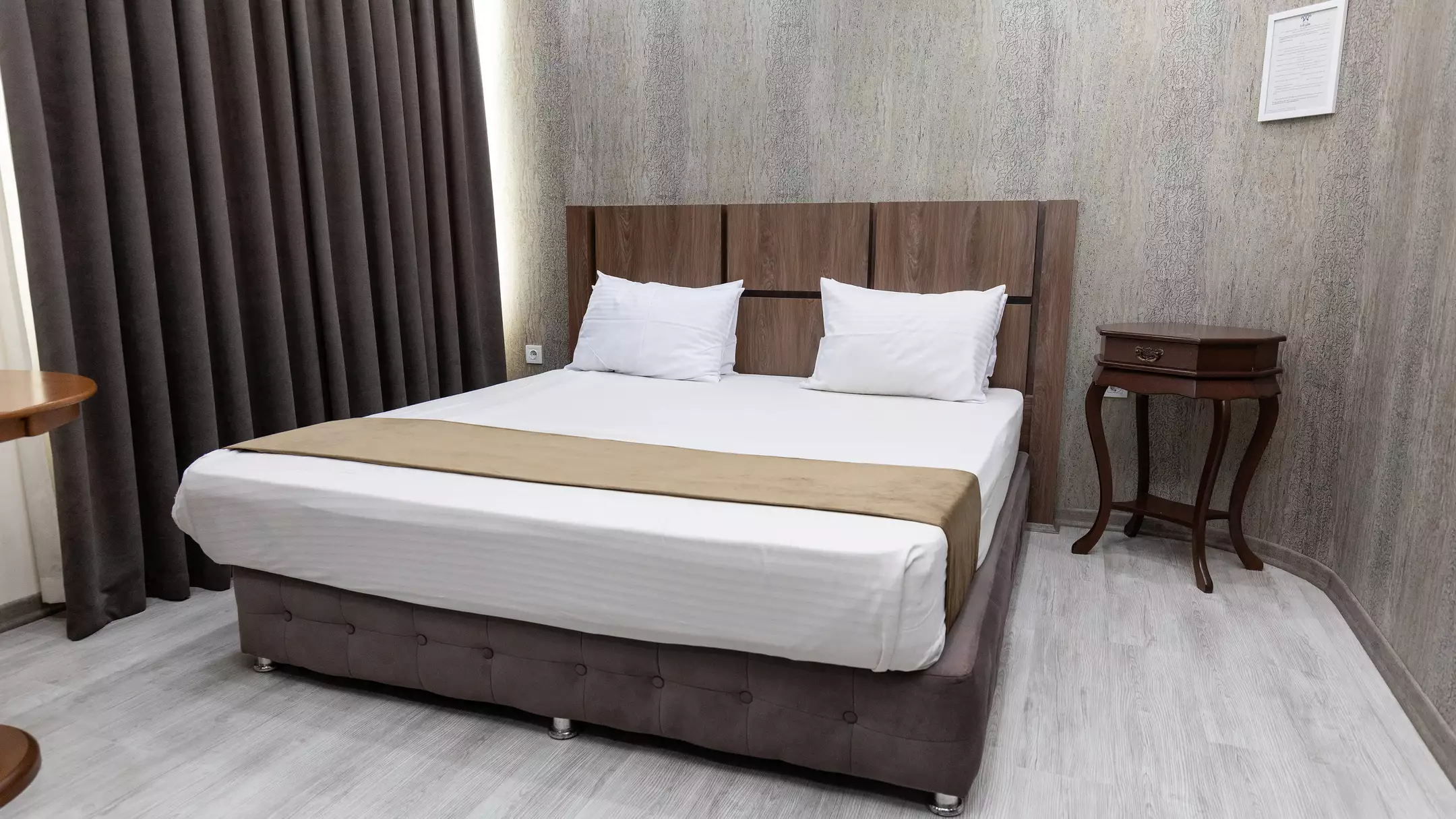 Alibaba https://cdn.alibaba.ir/ostorage/hotel-accommodation-images/674abb2d7e75320ec907f239_هتل کارا - اتاق دوتخته دبل (1).webp